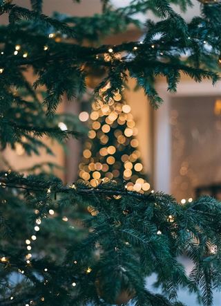 Det bringer smil på læberne, når man sørger for julegaver til medarbejdere!